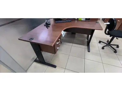 LOTE 039 - 01 MESA DE CANTO EM MADEIRA COM 02 GAVETAS NA COR MARROM. (NO ESTADO) ATENÇÃO! FAZER A VISITAÇÃO ANTES DE ARREMATAR, NÃO SABEMOS SE FUNCIONA, LEILÃO NÃO TEM GARANTIA E NEM DEVOLUÇÃO, SUJEITO A POSSÍVEIS AVARIAS VISÍVEIS/OCULTAS E/OU AUSÊNCIA DE COMPONENTES.