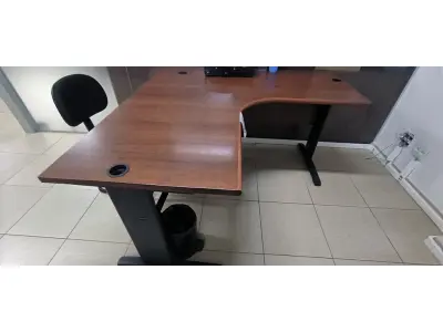 LOTE 049 - 01 MESA DE CANTO EM MADEIRA NA COR MARROM. (NO ESTADO) ATENÇÃO! FAZER A VISITAÇÃO ANTES DE ARREMATAR, NÃO SABEMOS SE FUNCIONA, LEILÃO NÃO TEM GARANTIA E NEM DEVOLUÇÃO, SUJEITO A POSSÍVEIS AVARIAS VISÍVEIS/OCULTAS E/OU AUSÊNCIA DE COMPONENTES.