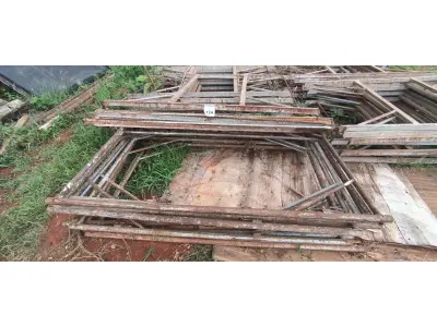 LOTE 124 - 06 ANDAIMES COM 10 MESAS DE FERRO PARA ANDAIMES. (NO ESTADO) ATENÇÃO! FAZER A VISITAÇÃO ANTES DE ARREMATAR, NÃO SABEMOS SE FUNCIONA, LEILÃO NÃO TEM GARANTIA E NEM DEVOLUÇÃO, SUJEITO A POSSÍVEIS AVARIAS VISÍVEIS/OCULTAS E/OU AUSÊNCIA DE COMPONENTES.