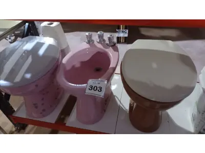 LOTE 303 - 02 VASOS SANITÁRIOS, 01 BIDÊ 01 SABONETEIRA DE EMBUTIR E 01 COLUNA DE PIA. (NO ESTADO) ATENÇÃO! FAZER A VISITAÇÃO ANTES DE ARREMATAR, NÃO SABEMOS SE FUNCIONA, LEILÃO NÃO TEM GARANTIA E NEM DEVOLUÇÃO, SUJEITO A POSSÍVEIS AVARIAS VISÍVEIS/OCULTAS E/OU AUSÊNCIA DE COMPONENTES.