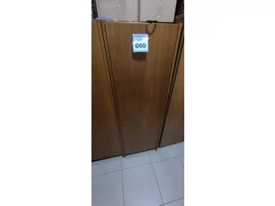 LOTE 060 - 01 ARMÁRIO EM MADEIRA COM 01 PORTA E 03 PRATELEIRAS NA COR MARROM. (NO ESTADO) ATENÇÃO! FAZER A VISITAÇÃO ANTES DE ARREMATAR, NÃO SABEMOS SE FUNCIONA, LEILÃO NÃO TEM GARANTIA E NEM DEVOLUÇÃO, SUJEITO A POSSÍVEIS AVARIAS VISÍVEIS/OCULTAS E/OU AUSÊNCIA DE COMPONENTES.