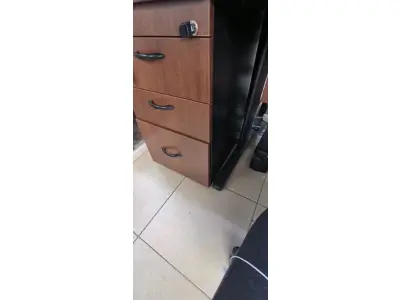 LOTE 024 - 01 GAVETEIRO EM MADEIRA COM 03 GAVETAS NA COR MARROM. (NO ESTADO) ATENÇÃO! FAZER A VISITAÇÃO ANTES DE ARREMATAR, NÃO SABEMOS SE FUNCIONA, LEILÃO NÃO TEM GARANTIA E NEM DEVOLUÇÃO, SUJEITO A POSSÍVEIS AVARIAS VISÍVEIS/OCULTAS E/OU AUSÊNCIA DE COMPONENTES.