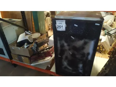 LOTE 251 - 01 BEBEDOURO PARA GARRAFÃO, 01PIA DE BANHEIRO, 01 FOGÃO PORTÁTIL, 01 SUCATA DE FRIGOBAR E ELETRODOMÉSTICOS E UTENSÍLIOS DIVERSOS. (NO ESTADO) ATENÇÃO! FAZER A VISITAÇÃO ANTES DE ARREMATAR, NÃO SABEMOS SE FUNCIONA, LEILÃO NÃO TEM GARANTIA E NEM DEVOLUÇÃO, SUJEITO A POSSÍVEIS AVARIAS VISÍVEIS/OCULTAS E/OU AUSÊNCIA DE COMPONENTES.