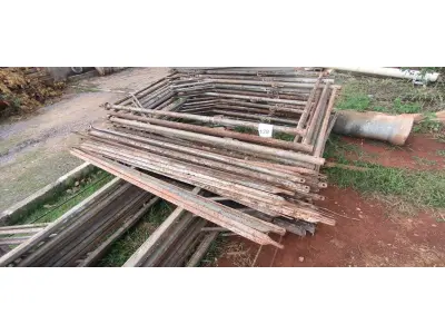 LOTE 128 - 10 ANDAIMES COM 10 MESAS DE FERRO PARA ANDAIMES. (NO ESTADO) ATENÇÃO! FAZER A VISITAÇÃO ANTES DE ARREMATAR, NÃO SABEMOS SE FUNCIONA, LEILÃO NÃO TEM GARANTIA E NEM DEVOLUÇÃO, SUJEITO A POSSÍVEIS AVARIAS VISÍVEIS/OCULTAS E/OU AUSÊNCIA DE COMPONENTES.