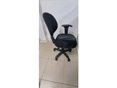 LOTE 033 - 01 CADEIRA GIRATÓRIA PARA ESCRITÓRIO.COM BRAÇO (NO ESTADO) ATENÇÃO! FAZER A VISITAÇÃO ANTES DE ARREMATAR, NÃO SABEMOS SE FUNCIONA, LEILÃO NÃO TEM GARANTIA E NEM DEVOLUÇÃO, SUJEITO A POSSÍVEIS AVARIAS VISÍVEIS/OCULTAS E/OU AUSÊNCIA DE COMPONENTES.