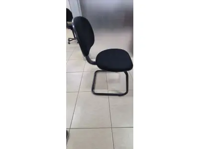 LOTE 031 - 01 CADEIRA GIRATÓRIA PARA ESCRITÓRIO. (NO ESTADO) ATENÇÃO! FAZER A VISITAÇÃO ANTES DE ARREMATAR, NÃO SABEMOS SE FUNCIONA, LEILÃO NÃO TEM GARANTIA E NEM DEVOLUÇÃO, SUJEITO A POSSÍVEIS AVARIAS VISÍVEIS/OCULTAS E/OU AUSÊNCIA DE COMPONENTES.