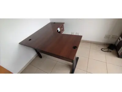 LOTE 001 - 01 MESA DE CANTO EM MADEIRA COM 02 GAVETAS NA COR MARROM PARA ESCRITÓRIO. (NO ESTADO) ATENÇÃO! FAZER A VISITAÇÃO ANTES DE ARREMATAR, NÃO SABEMOS SE FUNCIONA, LEILÃO NÃO TEM GARANTIA E NEM DEVOLUÇÃO, SUJEITO A POSSÍVEIS AVARIAS VISÍVEIS/OCULTAS E/OU AUSÊNCIA DE COMPONENTES.