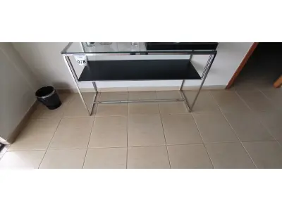 LOTE 078 - 01 APARADOR CROMADO COM VIDRO. (NO ESTADO) ATENÇÃO! FAZER A VISITAÇÃO ANTES DE ARREMATAR, NÃO SABEMOS SE FUNCIONA, LEILÃO NÃO TEM GARANTIA E NEM DEVOLUÇÃO, SUJEITO A POSSÍVEIS AVARIAS VISÍVEIS/OCULTAS E/OU AUSÊNCIA DE COMPONENTES.