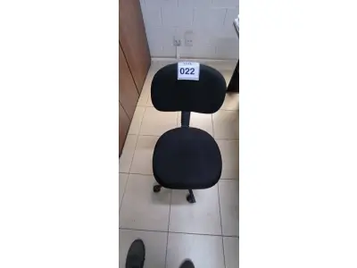 LOTE 022 - 01 CADEIRA GIRATÓRIA PARA ESCRITÓRIO. (NO ESTADO) ATENÇÃO! FAZER A VISITAÇÃO ANTES DE ARREMATAR, NÃO SABEMOS SE FUNCIONA, LEILÃO NÃO TEM GARANTIA E NEM DEVOLUÇÃO, SUJEITO A POSSÍVEIS AVARIAS VISÍVEIS/OCULTAS E/OU AUSÊNCIA DE COMPONENTES.