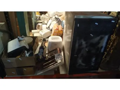 LOTE 251 - 01 BEBEDOURO PARA GARRAFÃO, 01PIA DE BANHEIRO, 01 FOGÃO PORTÁTIL, 01 SUCATA DE FRIGOBAR E ELETRODOMÉSTICOS E UTENSÍLIOS DIVERSOS. (NO ESTADO) ATENÇÃO! FAZER A VISITAÇÃO ANTES DE ARREMATAR, NÃO SABEMOS SE FUNCIONA, LEILÃO NÃO TEM GARANTIA E NEM DEVOLUÇÃO, SUJEITO A POSSÍVEIS AVARIAS VISÍVEIS/OCULTAS E/OU AUSÊNCIA DE COMPONENTES.