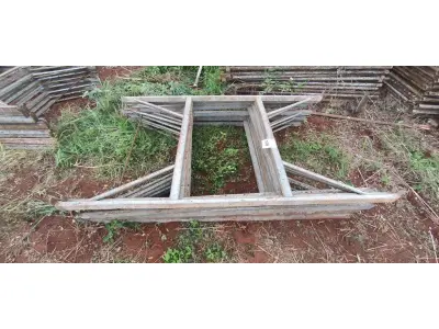 LOTE 106 - 10 MESAS DE FERRO PARA ANDAIMES. (NO ESTADO) ATENÇÃO! FAZER A VISITAÇÃO ANTES DE ARREMATAR, NÃO SABEMOS SE FUNCIONA, LEILÃO NÃO TEM GARANTIA E NEM DEVOLUÇÃO, SUJEITO A POSSÍVEIS AVARIAS VISÍVEIS/OCULTAS E/OU AUSÊNCIA DE COMPONENTES.