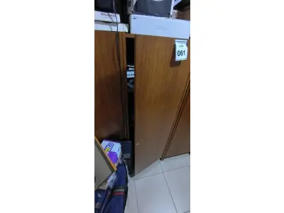 LOTE 061 - 01 ARMÁRIO EM MADEIRA COM 01 PORTA E 02 PRATELEIRAS NA COR MARROM. (NO ESTADO) ATENÇÃO! FAZER A VISITAÇÃO ANTES DE ARREMATAR, NÃO SABEMOS SE FUNCIONA, LEILÃO NÃO TEM GARANTIA E NEM DEVOLUÇÃO, SUJEITO A POSSÍVEIS AVARIAS VISÍVEIS/OCULTAS E/OU AUSÊNCIA DE COMPONENTES.