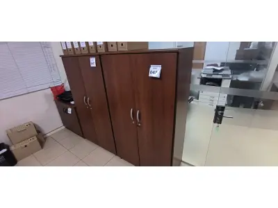 LOTE 043 - 01 ARMÁRIO EM MADEIRA COM 02 PORTAS E 06 PRATELEIRA NA COR MARROM. (NO ESTADO) ATENÇÃO! FAZER A VISITAÇÃO ANTES DE ARREMATAR, NÃO SABEMOS SE FUNCIONA, LEILÃO NÃO TEM GARANTIA E NEM DEVOLUÇÃO, SUJEITO A POSSÍVEIS AVARIAS VISÍVEIS/OCULTAS E/OU AUSÊNCIA DE COMPONENTES.