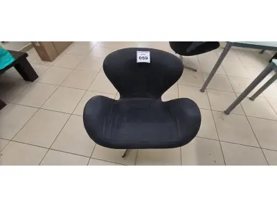 LOTE 059 - 01 POLTRONA GIRATÓRIA COM PÉS FIXOS. (NO ESTADO) ATENÇÃO! FAZER A VISITAÇÃO ANTES DE ARREMATAR, NÃO SABEMOS SE FUNCIONA, LEILÃO NÃO TEM GARANTIA E NEM DEVOLUÇÃO, SUJEITO A POSSÍVEIS AVARIAS VISÍVEIS/OCULTAS E/OU AUSÊNCIA DE COMPONENTES.