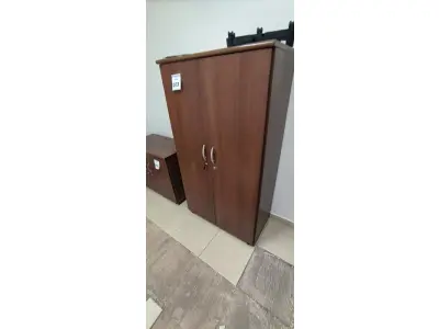 LOTE 073 - 01 ARMÁRIO EM MADEIRA COM 07 PRATELEIRAS NA COR MARROM. (NO ESTADO) ATENÇÃO! FAZER A VISITAÇÃO ANTES DE ARREMATAR, NÃO SABEMOS SE FUNCIONA, LEILÃO NÃO TEM GARANTIA E NEM DEVOLUÇÃO, SUJEITO A POSSÍVEIS AVARIAS VISÍVEIS/OCULTAS E/OU AUSÊNCIA DE COMPONENTES.