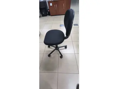 LOTE 035 - 01 CADEIRA GIRATORIA PARA ESCRITÓRIO. (NO ESTADO) ATENÇÃO! FAZER A VISITAÇÃO ANTES DE ARREMATAR, NÃO SABEMOS SE FUNCIONA, LEILÃO NÃO TEM GARANTIA E NEM DEVOLUÇÃO, SUJEITO A POSSÍVEIS AVARIAS VISÍVEIS/OCULTAS E/OU AUSÊNCIA DE COMPONENTES.