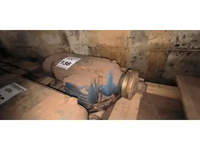 LOTE 136 - 01 MOTOR ELÉTRICO TRIFÁSICO PARA SERRA DE BANCADA. (NO ESTADO) ATENÇÃO! FAZER A VISITAÇÃO ANTES DE ARREMATAR, NÃO SABEMOS SE FUNCIONA, LEILÃO NÃO TEM GARANTIA E NEM DEVOLUÇÃO, SUJEITO A POSSÍVEIS AVARIAS VISÍVEIS/OCULTAS E/OU AUSÊNCIA DE COMPONENTES.