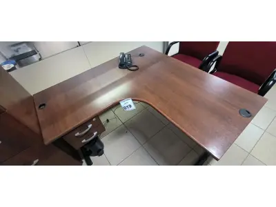 LOTE 019 - 01 MESA DE CANTO COM 02 GAVETAS NA COR MARROM. (NO ESTADO) ATENÇÃO! FAZER A VISITAÇÃO ANTES DE ARREMATAR, NÃO SABEMOS SE FUNCIONA, LEILÃO NÃO TEM GARANTIA E NEM DEVOLUÇÃO, SUJEITO A POSSÍVEIS AVARIAS VISÍVEIS/OCULTAS E/OU AUSÊNCIA DE COMPONENTES.