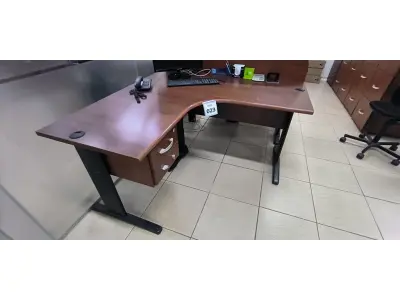 LOTE 023 - 01 MESA DE CANTO COM 02 GAVETAS NA COR MARROM. (NO ESTADO) ATENÇÃO! FAZER A VISITAÇÃO ANTES DE ARREMATAR, NÃO SABEMOS SE FUNCIONA, LEILÃO NÃO TEM GARANTIA E NEM DEVOLUÇÃO, SUJEITO A POSSÍVEIS AVARIAS VISÍVEIS/OCULTAS E/OU AUSÊNCIA DE COMPONENTES.