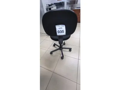 LOTE 035 - 01 CADEIRA GIRATORIA PARA ESCRITÓRIO. (NO ESTADO) ATENÇÃO! FAZER A VISITAÇÃO ANTES DE ARREMATAR, NÃO SABEMOS SE FUNCIONA, LEILÃO NÃO TEM GARANTIA E NEM DEVOLUÇÃO, SUJEITO A POSSÍVEIS AVARIAS VISÍVEIS/OCULTAS E/OU AUSÊNCIA DE COMPONENTES.