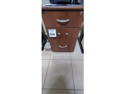 LOTE 006 - 01 GAVETEIRO EM MADEIRA 03 GAVETAS. (NO ESTADO) ATENÇÃO! FAZER A VISITAÇÃO ANTES DE ARREMATAR, NÃO SABEMOS SE FUNCIONA, LEILÃO NÃO TEM GARANTIA E NEM DEVOLUÇÃO, SUJEITO A POSSÍVEIS AVARIAS VISÍVEIS/OCULTAS E/OU AUSÊNCIA DE COMPONENTES.