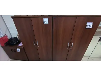 LOTE 047 - 01 ARMÁRIO EM MADEIRA 02 PORTAS COM 04 PRATELEIRAS. (NO ESTADO) ATENÇÃO! FAZER A VISITAÇÃO ANTES DE ARREMATAR, NÃO SABEMOS SE FUNCIONA, LEILÃO NÃO TEM GARANTIA E NEM DEVOLUÇÃO, SUJEITO A POSSÍVEIS AVARIAS VISÍVEIS/OCULTAS E/OU AUSÊNCIA DE COMPONENTES.