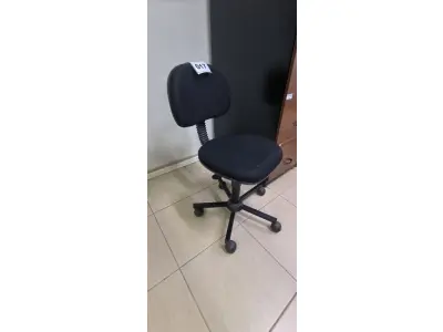 LOTE 017 - 01 CADEIRA GIRATÓRIA PARA ESCRITÓRIO. (NO ESTADO) ATENÇÃO! FAZER A VISITAÇÃO ANTES DE ARREMATAR, NÃO SABEMOS SE FUNCIONA, LEILÃO NÃO TEM GARANTIA E NEM DEVOLUÇÃO, SUJEITO A POSSÍVEIS AVARIAS VISÍVEIS/OCULTAS E/OU AUSÊNCIA DE COMPONENTES.