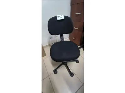 LOTE 010 - 01 CADEIRA GIRATÓRIA PARA ESCRITÓRIO. (NO ESTADO) ATENÇÃO! FAZER A VISITAÇÃO ANTES DE ARREMATAR, NÃO SABEMOS SE FUNCIONA, LEILÃO NÃO TEM GARANTIA E NEM DEVOLUÇÃO, SUJEITO A POSSÍVEIS AVARIAS VISÍVEIS/OCULTAS E/OU AUSÊNCIA DE COMPONENTES.