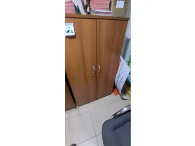 LOTE 063 - 01 ARMÁRIO EM MADEIRA COM 02 PORTAS COM 02 PRATELEIRAS NA COR MARROM. (NO ESTADO) ATENÇÃO! FAZER A VISITAÇÃO ANTES DE ARREMATAR, NÃO SABEMOS SE FUNCIONA, LEILÃO NÃO TEM GARANTIA E NEM DEVOLUÇÃO, SUJEITO A POSSÍVEIS AVARIAS VISÍVEIS/OCULTAS E/OU AUSÊNCIA DE COMPONENTES.