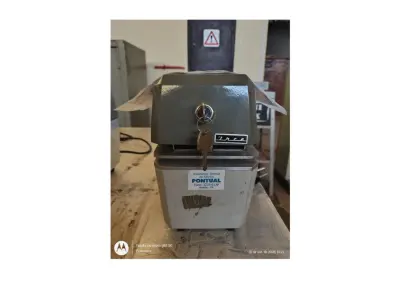 PROTOCOLADOR E NUMERADOR ELÉTRICO AUTOMATICO, PERMISSÃO DE CARIMBAGEM DO DIA E MÊS, DO NUMERADOR MANUAL P/ IDENTIFICAÇÃO DO N° DO PROCESSO; (NO ESTADO DE CONSERVAÇÃO QUE SE ENCONTRA)