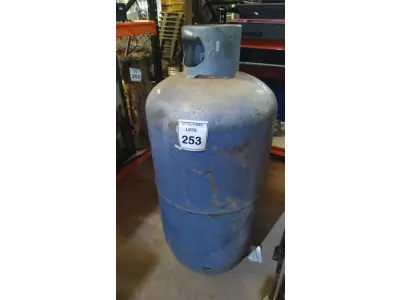 LOTE 253 - 01 BOTIJÃO DE GÁS DE GRANDE PORTE. (NO ESTADO) ATENÇÃO! FAZER A VISITAÇÃO ANTES DE ARREMATAR, NÃO SABEMOS SE FUNCIONA, LEILÃO NÃO TEM GARANTIA E NEM DEVOLUÇÃO, SUJEITO A POSSÍVEIS AVARIAS VISÍVEIS/OCULTAS E/OU AUSÊNCIA DE COMPONENTES.