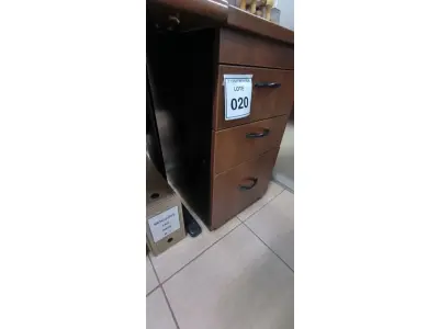 LOTE 020 - 01 GAVETEIRO EM MADEIRA COM 03 GAVETAS NA COR MARROM. (NO ESTADO) ATENÇÃO! FAZER A VISITAÇÃO ANTES DE ARREMATAR, NÃO SABEMOS SE FUNCIONA, LEILÃO NÃO TEM GARANTIA E NEM DEVOLUÇÃO, SUJEITO A POSSÍVEIS AVARIAS VISÍVEIS/OCULTAS E/OU AUSÊNCIA DE COMPONENTES.