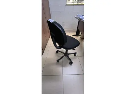 LOTE 022 - 01 CADEIRA GIRATÓRIA PARA ESCRITÓRIO. (NO ESTADO) ATENÇÃO! FAZER A VISITAÇÃO ANTES DE ARREMATAR, NÃO SABEMOS SE FUNCIONA, LEILÃO NÃO TEM GARANTIA E NEM DEVOLUÇÃO, SUJEITO A POSSÍVEIS AVARIAS VISÍVEIS/OCULTAS E/OU AUSÊNCIA DE COMPONENTES.