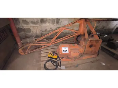 LOTE 134 - 01 MINI GRUA ELÉTRICA TRIFÁSICA. (NO ESTADO) ATENÇÃO! FAZER A VISITAÇÃO ANTES DE ARREMATAR, NÃO SABEMOS SE FUNCIONA, LEILÃO NÃO TEM GARANTIA E NEM DEVOLUÇÃO, SUJEITO A POSSÍVEIS AVARIAS VISÍVEIS/OCULTAS E/OU AUSÊNCIA DE COMPONENTES.