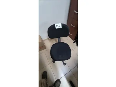 LOTE 010 - 01 CADEIRA GIRATÓRIA PARA ESCRITÓRIO. (NO ESTADO) ATENÇÃO! FAZER A VISITAÇÃO ANTES DE ARREMATAR, NÃO SABEMOS SE FUNCIONA, LEILÃO NÃO TEM GARANTIA E NEM DEVOLUÇÃO, SUJEITO A POSSÍVEIS AVARIAS VISÍVEIS/OCULTAS E/OU AUSÊNCIA DE COMPONENTES.