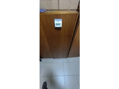 LOTE 062 - 01 ARMÁRIO EM MADEIRA COM 01 PORTA E 03 PRATELEIRAS NA COR MARROM. (NO ESTADO) ATENÇÃO! FAZER A VISITAÇÃO ANTES DE ARREMATAR, NÃO SABEMOS SE FUNCIONA, LEILÃO NÃO TEM GARANTIA E NEM DEVOLUÇÃO, SUJEITO A POSSÍVEIS AVARIAS VISÍVEIS/OCULTAS E/OU AUSÊNCIA DE COMPONENTES.