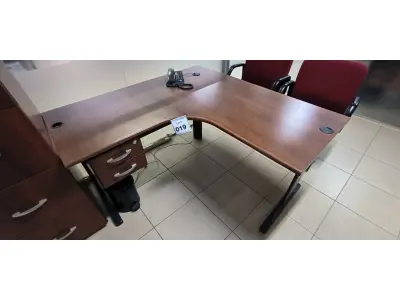 LOTE 019 - 01 MESA DE CANTO COM 02 GAVETAS NA COR MARROM. (NO ESTADO) ATENÇÃO! FAZER A VISITAÇÃO ANTES DE ARREMATAR, NÃO SABEMOS SE FUNCIONA, LEILÃO NÃO TEM GARANTIA E NEM DEVOLUÇÃO, SUJEITO A POSSÍVEIS AVARIAS VISÍVEIS/OCULTAS E/OU AUSÊNCIA DE COMPONENTES.