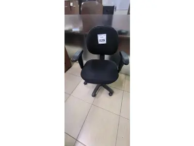 LOTE 029 - 01 CADEIRA GIRATÓRIA PARA ESCRITÓRIO. (NO ESTADO) ATENÇÃO! FAZER A VISITAÇÃO ANTES DE ARREMATAR, NÃO SABEMOS SE FUNCIONA, LEILÃO NÃO TEM GARANTIA E NEM DEVOLUÇÃO, SUJEITO A POSSÍVEIS AVARIAS VISÍVEIS/OCULTAS E/OU AUSÊNCIA DE COMPONENTES.