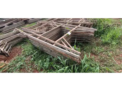 LOTE 126 - 10 MESAS DE FERRO PARA ANDAIMES. (NO ESTADO) ATENÇÃO! FAZER A VISITAÇÃO ANTES DE ARREMATAR, NÃO SABEMOS SE FUNCIONA, LEILÃO NÃO TEM GARANTIA E NEM DEVOLUÇÃO, SUJEITO A POSSÍVEIS AVARIAS VISÍVEIS/OCULTAS E/OU AUSÊNCIA DE COMPONENTES.