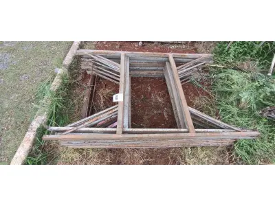 LOTE 108 - 10 MESAS DE FERRO PARA ANDAIMES. (NO ESTADO) ATENÇÃO! FAZER A VISITAÇÃO ANTES DE ARREMATAR, NÃO SABEMOS SE FUNCIONA, LEILÃO NÃO TEM GARANTIA E NEM DEVOLUÇÃO, SUJEITO A POSSÍVEIS AVARIAS VISÍVEIS/OCULTAS E/OU AUSÊNCIA DE COMPONENTES.