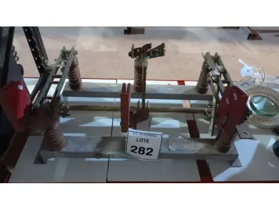 LOTE 282 - 01 CHAVE DE SECCIONADORA DE MÉDIA TENSÃO. (NO ESTADO) ATENÇÃO! FAZER A VISITAÇÃO ANTES DE ARREMATAR, NÃO SABEMOS SE FUNCIONA, LEILÃO NÃO TEM GARANTIA E NEM DEVOLUÇÃO, SUJEITO A POSSÍVEIS AVARIAS VISÍVEIS/OCULTAS E/OU AUSÊNCIA DE COMPONENTES.