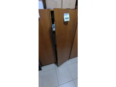 LOTE 060 - 01 ARMÁRIO EM MADEIRA COM 01 PORTA E 03 PRATELEIRAS NA COR MARROM. (NO ESTADO) ATENÇÃO! FAZER A VISITAÇÃO ANTES DE ARREMATAR, NÃO SABEMOS SE FUNCIONA, LEILÃO NÃO TEM GARANTIA E NEM DEVOLUÇÃO, SUJEITO A POSSÍVEIS AVARIAS VISÍVEIS/OCULTAS E/OU AUSÊNCIA DE COMPONENTES.