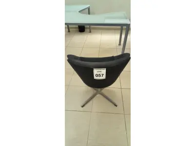 LOTE 057 - 01 POLTRONA GIRATÓRIA COM PÉS FIXOS. (NO ESTADO) ATENÇÃO! FAZER A VISITAÇÃO ANTES DE ARREMATAR, NÃO SABEMOS SE FUNCIONA, LEILÃO NÃO TEM GARANTIA E NEM DEVOLUÇÃO, SUJEITO A POSSÍVEIS AVARIAS VISÍVEIS/OCULTAS E/OU AUSÊNCIA DE COMPONENTES.