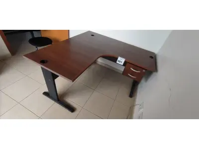 LOTE 001 - 01 MESA DE CANTO EM MADEIRA COM 02 GAVETAS NA COR MARROM PARA ESCRITÓRIO. (NO ESTADO) ATENÇÃO! FAZER A VISITAÇÃO ANTES DE ARREMATAR, NÃO SABEMOS SE FUNCIONA, LEILÃO NÃO TEM GARANTIA E NEM DEVOLUÇÃO, SUJEITO A POSSÍVEIS AVARIAS VISÍVEIS/OCULTAS E/OU AUSÊNCIA DE COMPONENTES.