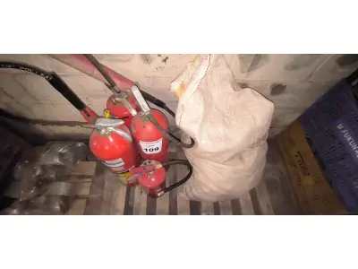 LOTE 109 - 04 EXTINTORES DE INCÊNDIO E VEDANTES /COIFA PARA TUBOS DE 25MM – 32MM. (NO ESTADO) ATENÇÃO! FAZER A VISITAÇÃO ANTES DE ARREMATAR, NÃO SABEMOS SE FUNCIONA, LEILÃO NÃO TEM GARANTIA E NEM DEVOLUÇÃO, SUJEITO A POSSÍVEIS AVARIAS VISÍVEIS/OCULTAS E/OU AUSÊNCIA DE COMPONENTES.