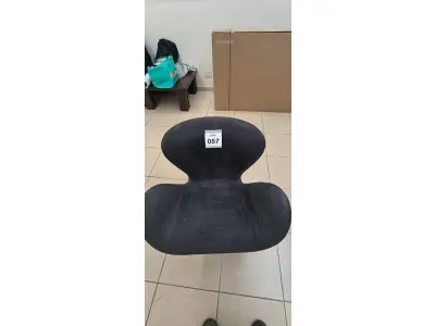 LOTE 057 - 01 POLTRONA GIRATÓRIA COM PÉS FIXOS. (NO ESTADO) ATENÇÃO! FAZER A VISITAÇÃO ANTES DE ARREMATAR, NÃO SABEMOS SE FUNCIONA, LEILÃO NÃO TEM GARANTIA E NEM DEVOLUÇÃO, SUJEITO A POSSÍVEIS AVARIAS VISÍVEIS/OCULTAS E/OU AUSÊNCIA DE COMPONENTES.