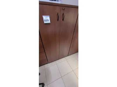 LOTE 025 - 01 ARMÁRIO EM MADEIRA COM 04 PRATELEIRAS NA COR MARROM. (NO ESTADO) ATENÇÃO! FAZER A VISITAÇÃO ANTES DE ARREMATAR, NÃO SABEMOS SE FUNCIONA, LEILÃO NÃO TEM GARANTIA E NEM DEVOLUÇÃO, SUJEITO A POSSÍVEIS AVARIAS VISÍVEIS/OCULTAS E/OU AUSÊNCIA DE COMPONENTES.