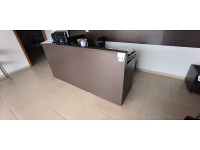 LOTE 083 - 01 BALCÃO EM L PARA RECEPÇÃO EM MADEIRA. (NO ESTADO) ATENÇÃO! FAZER A VISITAÇÃO ANTES DE ARREMATAR, NÃO SABEMOS SE FUNCIONA, LEILÃO NÃO TEM GARANTIA E NEM DEVOLUÇÃO, SUJEITO A POSSÍVEIS AVARIAS VISÍVEIS/OCULTAS E/OU AUSÊNCIA DE COMPONENTES.