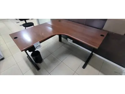 LOTE 013 - 01 MESA DE CANTO PARA ESCRITÓRIO NA COR MARROM. (NO ESTADO) ATENÇÃO! FAZER A VISITAÇÃO ANTES DE ARREMATAR, NÃO SABEMOS SE FUNCIONA, LEILÃO NÃO TEM GARANTIA E NEM DEVOLUÇÃO, SUJEITO A POSSÍVEIS AVARIAS VISÍVEIS/OCULTAS E/OU AUSÊNCIA DE COMPONENTES.