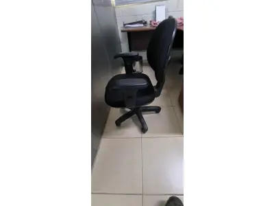 LOTE 045 - 01 CADEIRA GIRATÓRIA PARA ESCRITÓRIO. (NO ESTADO) ATENÇÃO! FAZER A VISITAÇÃO ANTES DE ARREMATAR, NÃO SABEMOS SE FUNCIONA, LEILÃO NÃO TEM GARANTIA E NEM DEVOLUÇÃO, SUJEITO A POSSÍVEIS AVARIAS VISÍVEIS/OCULTAS E/OU AUSÊNCIA DE COMPONENTES.